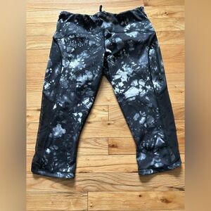 Lululemon  Black and Gray Tie-Dye cropped leggings